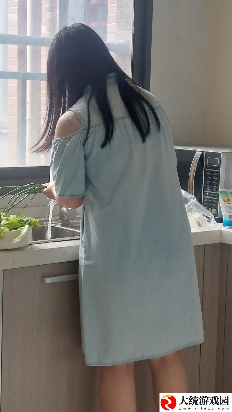 中午妈妈在厨房做饭的温馨时光