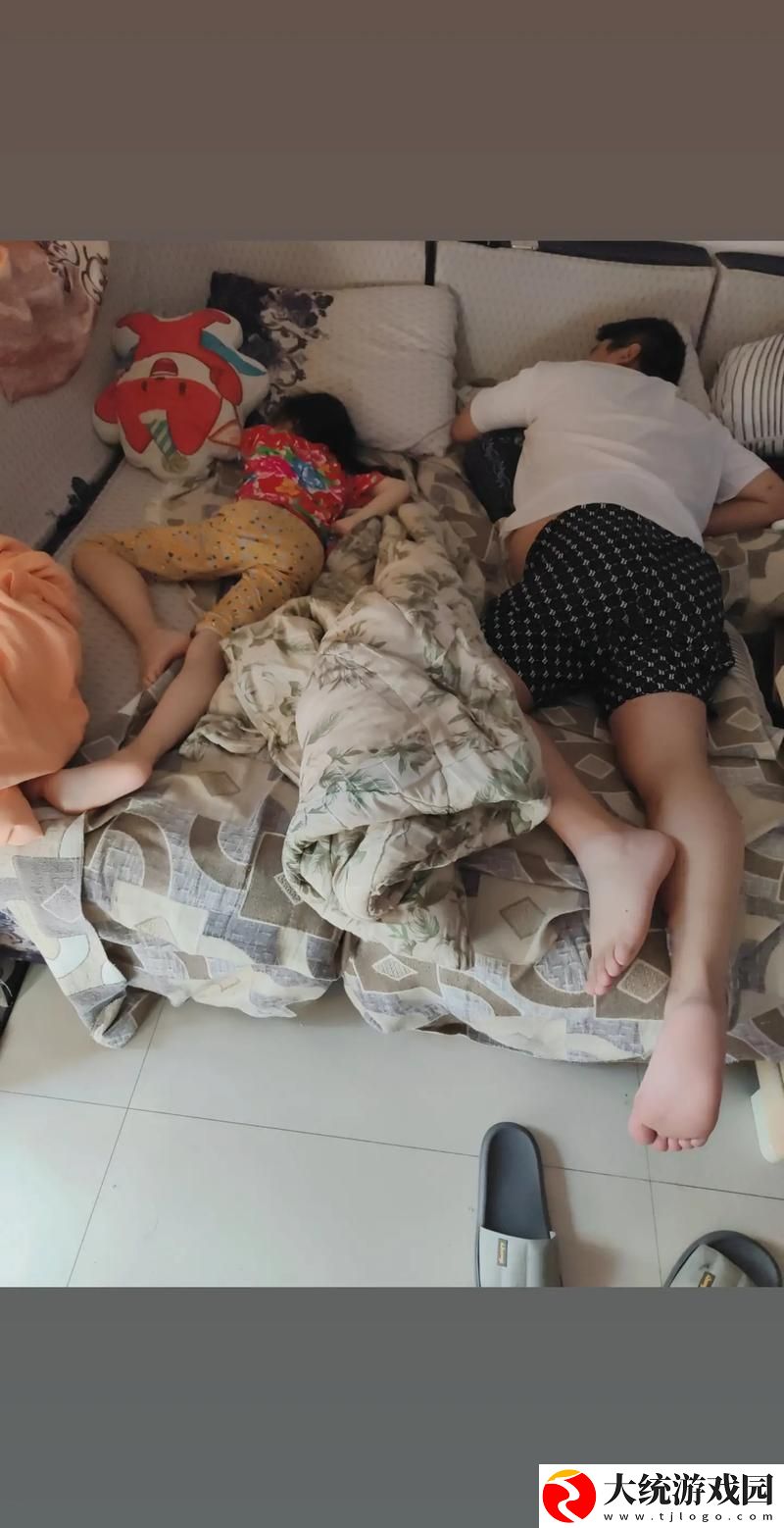 17岁女孩躺在父亲腿上睡觉好吗