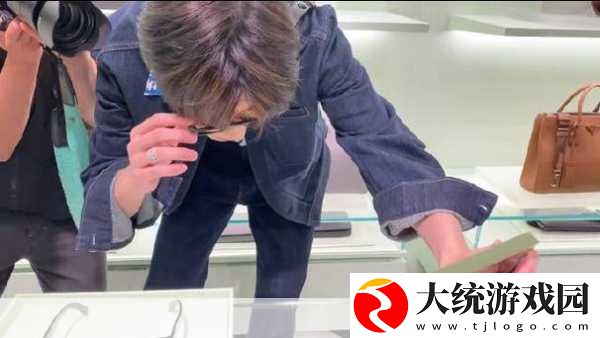 宝宝把脚抬高看镜子颠覆我们的认知