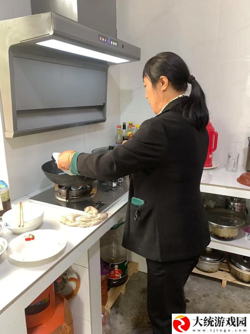 中午妈妈在厨房做饭
