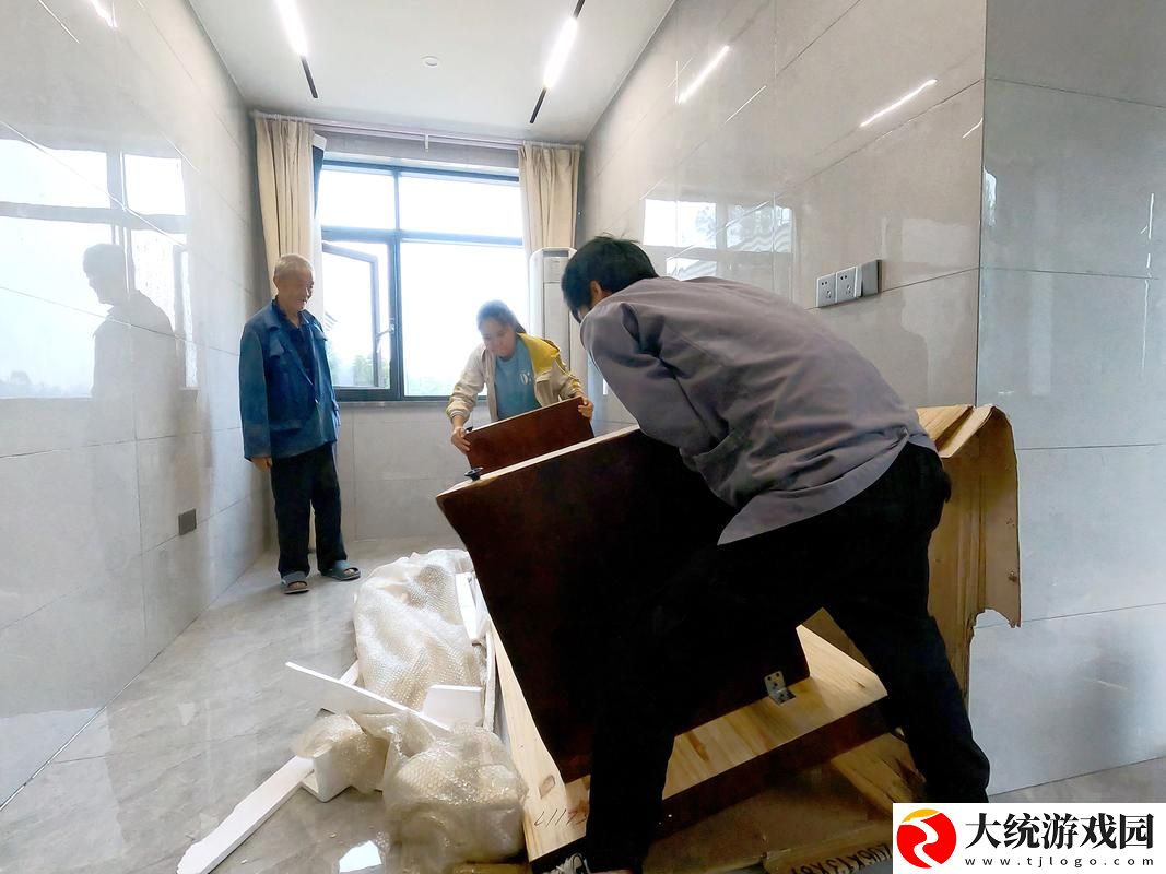 几个装修工人把我压在茶几