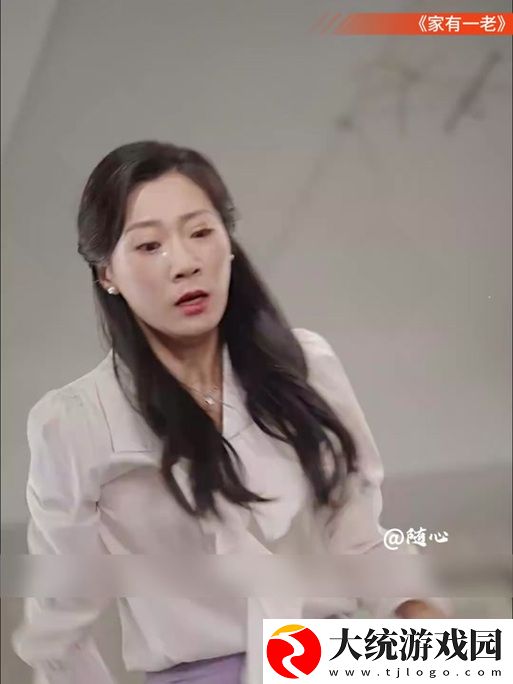 老赵抱着陈婷在厨房做饭