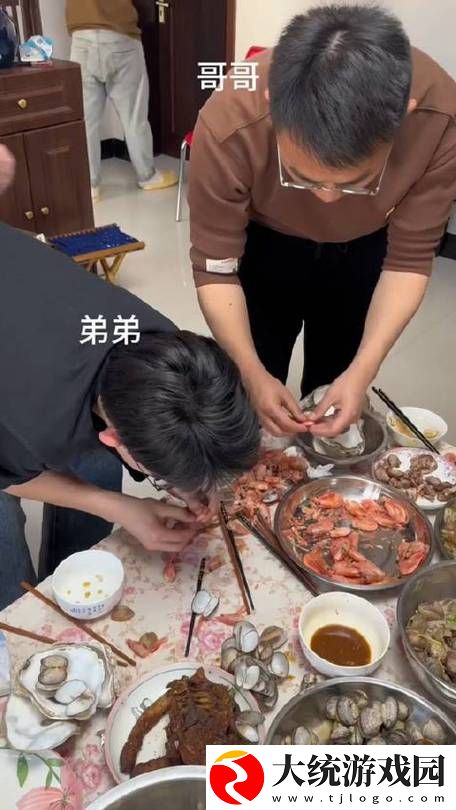 真人两个男生做酿酿酱酱