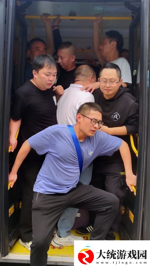 小镇公交售票员的度量艺术最新动态