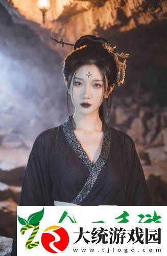 女生和男生在一起打牌游戏